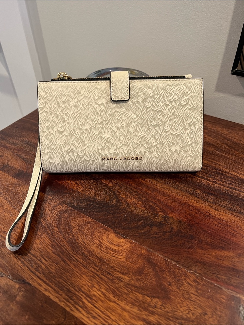 Marc Jacobs Jet Set Cream Pebbled Leather Wristlet with Gold Hardware NWOT